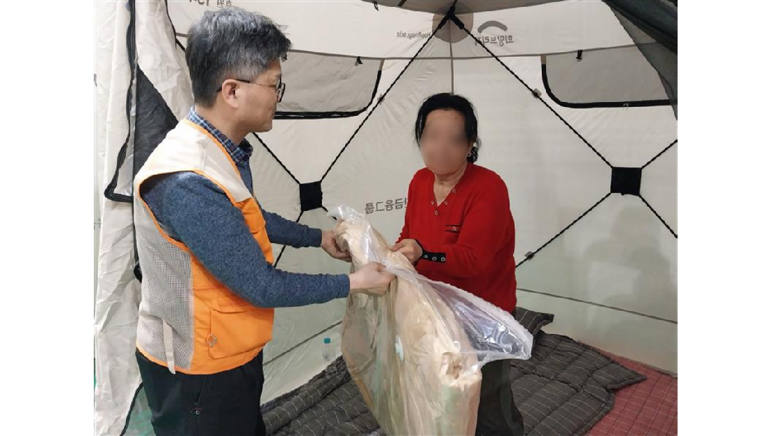 임시대피소 내 이재민 침낭 전달